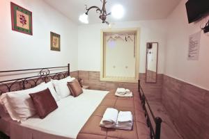 una camera da letto con un letto e un tavolo con asciugamani di B&B Serena a Castellammare di Stabia