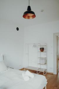 ノイシュタット・アン・デア・ヴァインシュトラーセにあるWeinstraßen Apartment mit Zentrumsanbindungのベッドルーム(白いベッド1台、黒いランプ付) +23枚の写真