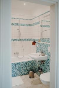 ノイシュタット・アン・デア・ヴァインシュトラーセにあるWeinstraßen Apartment mit Zentrumsanbindungの浴槽、洗面台、トイレを備えたバスルーム