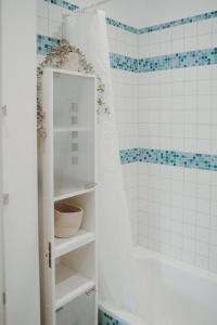 een badkamer met een witte kast en een douche bij NEU! Historisches Bahnhofs Apartment in NW in Neustadt an der Weinstraße