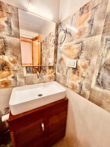 y baño con lavabo blanco y espejo. en Himalayan Hill Queen Resort, Manali, en Manali