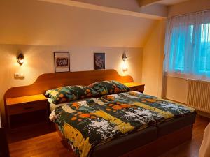 ein Schlafzimmer mit einem Bett mit einer Decke darauf in der Unterkunft Favilla DELUXE Bogács in Bogács