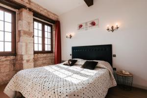 Postel nebo postele na pokoji v ubytování Hotel des Consuls + 37 fotografií