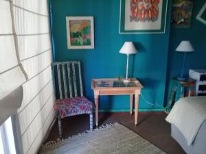 1 dormitorio con escritorio, silla y cama en Mendoza Leisure Time en Chacras de Coria