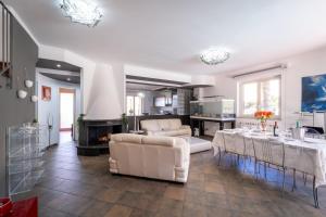 sala de estar con muebles blancos y cocina en Villa Fabiana Taormina, en Taormina