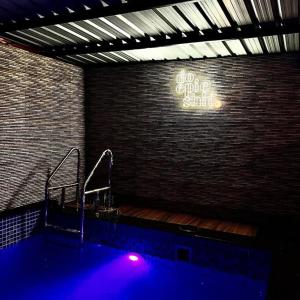 una camera con piscina con un cartello sul muro di Imagine star a Lonavala