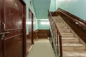 un pasillo vacío con escaleras y una puerta de madera en Vanilla hotel, en Bhopal