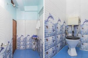 2 fotos de un baño con aseo en Vanilla hotel, en Bhopal
