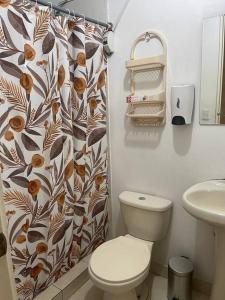 ein Bad mit einem WC und einem Duschvorhang in der Unterkunft Departamento 2 habitaciones a 5 min del centro in Trujillo