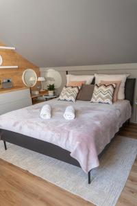 Łóżko lub łóżka w pokoju w obiekcie ApartView Plażowa Residence Szczyrk by Rent like home