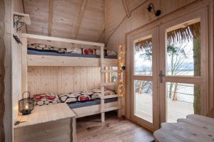 リプトフスキー・ミクラーシュにあるDomček na stromeの木造キャビン内の二段ベッド付きのベッドルーム1室を利用します。