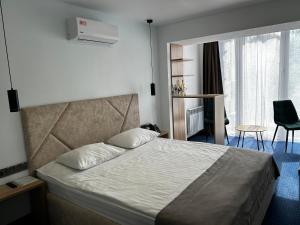Pokój hotelowy z łóżkiem i krzesłem w obiekcie Optima Collection Kamianske w mieście Kamieńskie