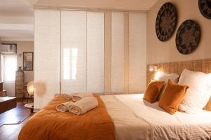 a bedroom with a large bed with towels on it at Cepoun - Grand studio centre Saint-Tropez in Saint-Tropez