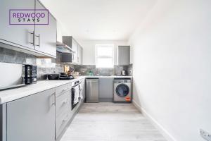 Køkken eller tekøkken på Well-Equipped Serviced Apartments in Aldershot Town Centre, Free WiFi By Redwood Stays