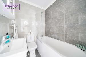 e bagno con vasca, servizi igienici e lavandino. di BRAND NEW, 2 Bed 1 Bath, Modern Town Center Apartment, FREE WiFi & Netflix By REDWOOD STAYS ad Aldershot