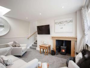 uma sala de estar com um sofá e uma lareira em 3 Bed in Burnmouth 78485 em Burnmouth