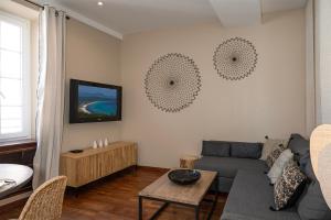uma sala de estar com um sofá e uma mesa em Cepoun - Grand studio centre Saint-Tropez em Saint-Tropez