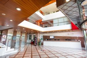 eine leere Lobby eines Gebäudes mit einer Treppe in der Unterkunft Alexandre Hotel Frontair Congress in Sant Boi del Llobregat