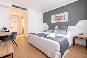 A bed or beds in a room at Alexandre FrontAir Congress
