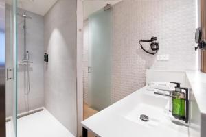 A bathroom at Alexandre FrontAir Congress