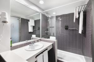 A bathroom at Alexandre FrontAir Congress
