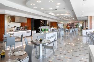 A restaurant or other place to eat at Alexandre FrontAir Congress