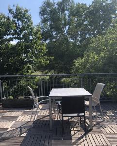 einen Tisch und Stühle auf einer Terrasse in der Unterkunft Ferienwohnung Blick ins Grüne in Ober-Ramstadt