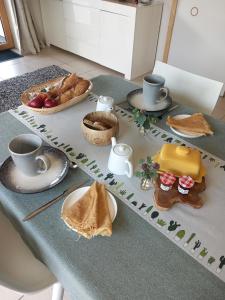 Завтрак для гостей Couettes et Mouettes