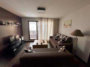 uma sala de estar com um sofá e uma mesa em Frontera Blanca Premium em Pas de la Casa