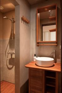 uma casa de banho com um lavatório e um chuveiro em Cepoun - Grand studio centre Saint-Tropez em Saint-Tropez