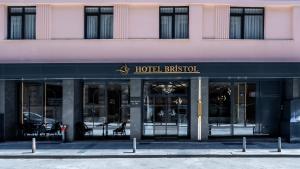 un hotel cepillos frente a un edificio en Hotel Bristol en Estambul