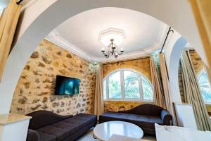 una sala de estar con 2 sofás y una ventana en Hôtel Dar Mhana en Hammamet