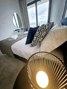 Postel nebo postele na pokoji v ubytování Superior Apartment, Universal Residences + 11 fotografií