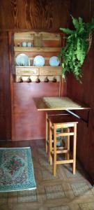 un tavolo e uno sgabello in una stanza con tavolo di Domek letniskowy a Górzno