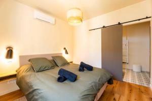 1 dormitorio con 1 cama con 2 almohadas azules en OUSTAU DE MARIE, en Saint-Rémy-de-Provence