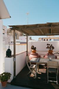 a patio with a table and chairs on a balcony at Casa Africa in Tarifa