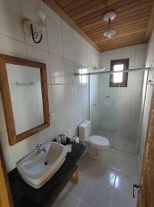 y baño con lavabo, aseo y espejo. en Casa da Estação: seu refúgio à beira dos trilhos en Tiradentes