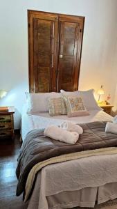 1 dormitorio con 1 cama con 2 toallas en Casa da Estação: seu refúgio à beira dos trilhos en Tiradentes