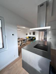 Köök või kööginurk majutusasutuses Modern Art Apartment Düsseldorf - 10 Min to Trade Fair & Stadium