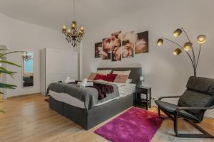 1 dormitorio con 1 cama y 1 silla en LoC - Oldenburg Altstadtlage, en Oldenburg