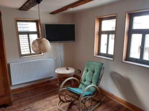 TV a/nebo společenská místnost v ubytování Ferienhaus an der Höh'