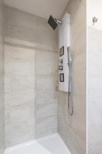 uma casa de banho com chuveiro e cabeça de chuveiro em ROMA - Bel Poggio Country House em Roma