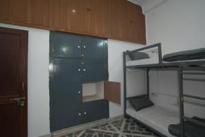 um quarto com um armário e um beliche em Bunky em Jaipur