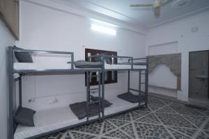 um quarto com três beliches num quarto em Bunky em Jaipur