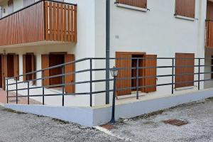 una barandilla en el lateral de un edificio en Little apartment in Dolomiti, en Vigo di Cadore