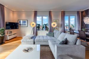 フーズムにあるPenthouse Horizontのソファとテレビのあるリビングルーム