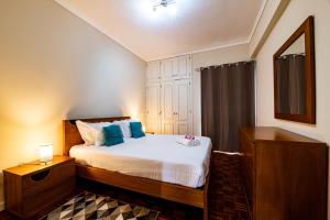 Un dormitorio con una cama con almohadas azules. en GuestReady - Family-Friendly Haven in Funchal, en Funchal 22 fotos más
