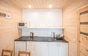 Η κουζίνα ή μικρή κουζίνα στο 2 Bedroom Awesome Home In Sarbinowo