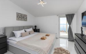 Un dormitorio blanco con una cama con dos ositos de peluche. en Gorgeous Apartment In Bregi With Wifi, en Breza