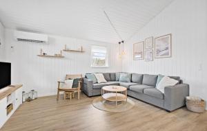 ein Wohnzimmer mit Sofa und Tisch in der Unterkunft Stunning Home In Hemmet With Wifi in Hemmet